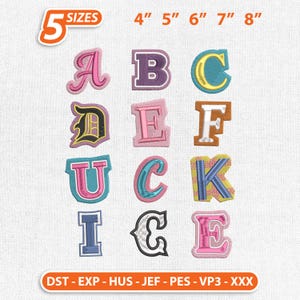 Può includere: Lettere dell'alfabeto ricamate in vari colori e stili, tra cui rosa, blu, giallo e nero. Le lettere sono disponibili in cinque dimensioni, da 10 a 20 cm. L'immagine mostra anche i formati di file: DST, EXP, HUS, JEF, PES, VP3 e XXX.