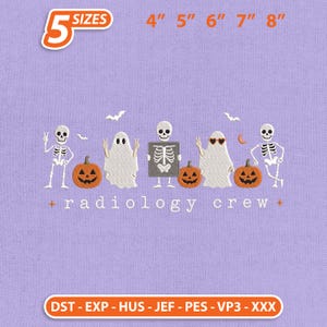 Pode incluir: Um design de bordado em fundo roxo claro com esqueletos, fantasmas e abóboras com o texto "radiology crew". O design inclui 5 tamanhos: 10,16 cm, 12,7 cm, 15,24 cm, 17,78 cm e 20,32 cm. Formatos de arquivo: DST, EXP, HUS, JEF, PES, VP3, XXX.