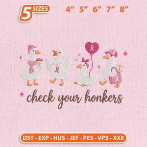 Puede incluir: Un diseño de bordado con cuatro gansos blancos con picos y patas naranjas, acentuados con lazos rosas de concienciación sobre el cáncer de mama. El texto dice 'check your honkers' en letra marrón. Incluye 5 tamaños: 4, 5, 6, 7 y 8 pulgadas.