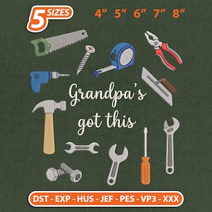 Può includere: Un ricamo su tessuto verde scuro che raffigura vari attrezzi tra cui sega, trapano, martello, pinze, metro a nastro e chiavi inglesi. Il testo "Grandpa's got this" è scritto in bianco. Include 5 dimensioni: 10, 13, 15, 18, 20 cm.