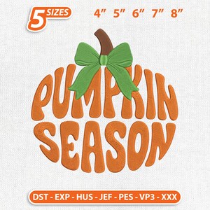 Könnte beinhalten: Ein Stickmuster mit dem orangefarbenen Text PUMPKIN SEASON in Kürbisform, gekrönt von einem braunen Stiel und einer grünen Schleife. Das Design enthält den Text 5 SIZES 4" 5" 6" 7" 8" und eine Liste von Dateiformaten: DST, EXP, HUS, JEF, PES, VP3, XXX.