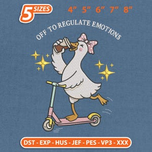 Puede incluir: Un diseño bordado con un ganso blanco con un lazo rosa, montado en un patinete rosa y bebiendo de una taza de café. El texto "OFF TO REGULATE EMOTIONS" está arriba. Disponible en 5 tamaños: 10 cm, 13 cm, 15 cm, 18 cm y 20 cm.