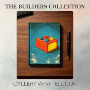 Op de afbeelding: Een notitieboek uit "The Builders Collection" met een rood en geel Lego-steenontwerp op een blauwe achtergrond. Het notitieboek ligt op een houten oppervlak met een zwarte pen en de tekst "Gallery Wrap Edition".