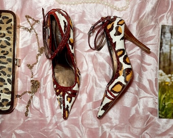 Buty na obcasie w stylu vintage z kucykiem i nadrukiem w panterkę, z paskiem na kostkę, rozmiar US 8 / EU 39
