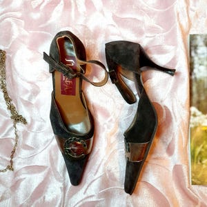 Vintage Black & Brown Wildleder Heels mit Riemen | Größe/Maße/Gewicht Lederfutter | Spitzer Zeh | Stiletto | Y2K Party Pumps