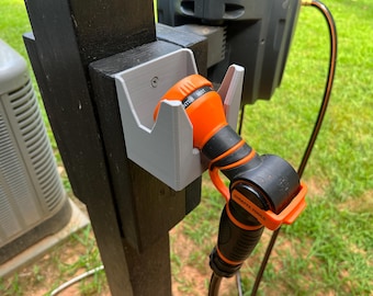Rociador de manguera de jardín universal de montaje en pared: se adapta a mangueras de hasta 80 mm (3,1 in); la mayoría de los rociadores son de 62 a 75 mm; soporte resistente para boquillas de exterior y lavado a mano.