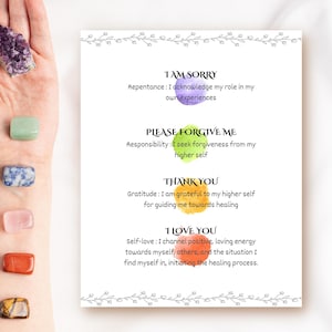 Peut inclure: Une carte blanche avec quatre cercles colorés et le texte "Je suis désolé", "S'il te plaît pardonne-moi", "Merci" et "Je t'aime". Chaque cercle contient une courte phrase décrivant la signification du mot. Une main tient cinq cristaux de différentes couleurs.