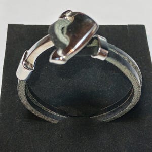 Women&#39;s leather bracelet with anchor motif