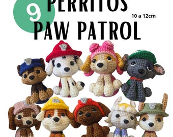 Può includere: Nove figurine di cani Paw Patrol all'uncinetto, ciascuna alta 10-12 cm, in vari colori e abiti. L'immagine include il testo "Amigurumi", "Perritos Paw Patrol" e "No Revender".