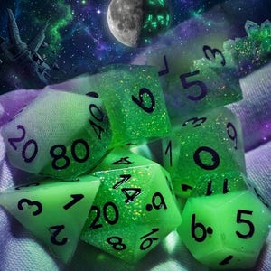 Puede incluir: Un conjunto de dados verde brillante con números negros, dispersos sobre una superficie suave y clara. Los dados son de varias formas, incluyendo un d20, d6 y d4. El fondo presenta una ilustración temática espacial con una luna, estrellas y una nave espacial.