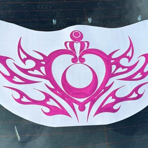 以下が含まれることがあります： 白い背景に、三日月が描かれたハートをモチーフにした、ピンクのビニールステッカー。