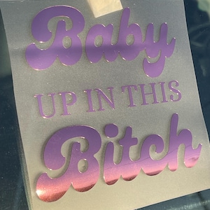 Baby Up In This Bitch | Naklejka na zderzak Mommy Daddy | Naklejka na samochód Hot Mom Emo Goth | Naklejka na zderzak | Prezent dla niej | Prezenty dla mamy | Nowa mama