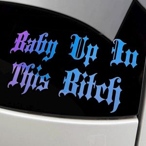Baby Up In This Bitch | Naklejka na zderzak Mommy Daddy | Naklejka na samochód Hot Mom Emo Goth | Naklejka na zderzak | Prezent dla niej | Prezenty dla mamy | Nowa mama