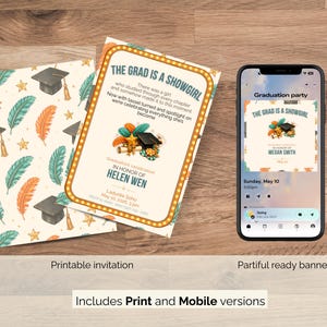 Può includere: Invito alla festa di laurea e banner mobile. L'invito ha un bordo dorato e il testo "THE GRAD IS A SHOWGIRL". Il banner mobile è su uno smartphone. L'invito include versioni stampate e mobili.