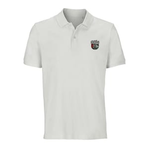Könnte beinhalten: Weißes Poloshirt mit einem kleinen gestickten Logo eines Baumes mit einer grün-rot-schwarzen Flagge auf der linken Brust.