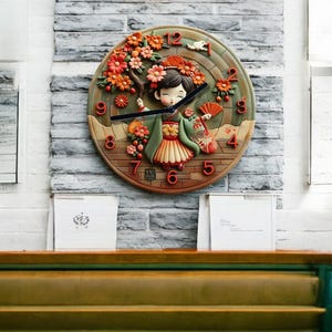 Puede incluir: Un reloj de pared redondo en 3D con un diseño colorido y caprichoso. Una niña con un kimono verde y rojo está rodeada de flores y un pájaro. La esfera del reloj tiene números romanos y una aguja negra.