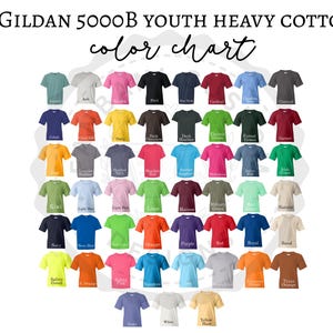 Könnte beinhalten: Eine Farbkarte mit Gildan 5000B Heavy Cotton-T-Shirts für Jugendliche. Die Karte zeigt eine Vielzahl von Farben, darunter Schwarz, Marineblau, Rot und Grün. Der Text "color chart" ist in Schreibschrift über den Shirts geschrieben.