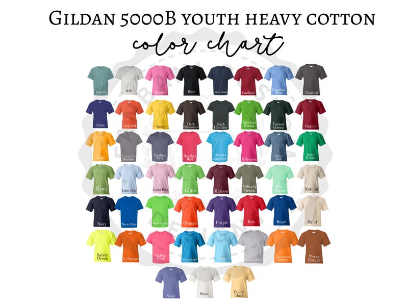 Puede incluir: Una carta de colores de camisetas Gildan 5000B de algod&oacute;n grueso para j&oacute;venes. La carta muestra una variedad de colores, incluyendo negro, azul marino, rojo y verde. El texto "color chart" est&aacute; escrito en cursiva encima de las camisetas.