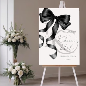 Puede incluir: Un cartel de bienvenida blanco con un lazo negro y el texto "Bienvenido a [Name]'s 22nd Birthday Party 22.2.2024".