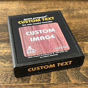 カスタム Atari 2600 カートリッジ フラッシュ ドライブ - 64GB、128GB、256GB - タイトルと画像を選択できます。カスタム ギフトや特別な機会に最適です。