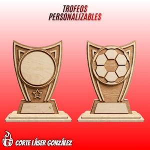 Puede incluir: Dos trofeos de madera con acabado marrón claro. Uno presenta un círculo en blanco y una estrella, el otro un diseño de balón de fútbol. El texto "TROFEOS PERSONALIZABLES" está en la parte superior y "CORTE LÁSER GONZÁLEZ" en la inferior.