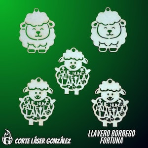 Puede incluir: Llaveros de madera con forma de oveja. Los llaveros son de color marrón claro con un diseño de oveja sonriente. Algunos llaveros tienen el texto "QUE NUNCA FALTE LA LANA" en un diseño circular. El texto "LLAVERO BORREGO FORTUNA" está en la esquina inferior derecha.