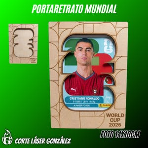 Könnte beinhalten: Ein Holz-Fotorahmen mit dem Text "PORTARETRATO MUNDIAL" und "WORLD CUP 2026". Der Rahmen enthält ein Foto von Cristiano Ronaldo. Das Foto ist 14 x 10 cm groß. Der Rahmen trägt auch den Text "CORTE LÁSER GONZÁLEZ".