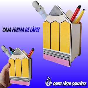 Könnte beinhalten: Ein stiftförmiger Schreibtisch-Organizer aus Holz in Gelb, Grau, Rosa und Naturholz. Er enthält Stifte und Marker. Der Text "CAJA FORMA DE LÁPIZ" ist links zu sehen. Das Logo "CORTE LÁSER GONZÁLEZ" befindet sich unten rechts.