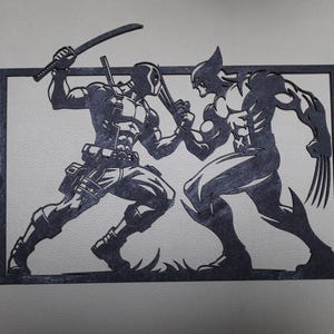 以下が含まれることがあります： 2 人の漫画のキャラクター間の戦闘シーンを描いた、濃い灰色の金属製の壁の芸術作品。一人のキャラクターは剣を振り、もう一人は爪を伸ばしています。アートワークは濃い灰色のフレームで囲まれています。