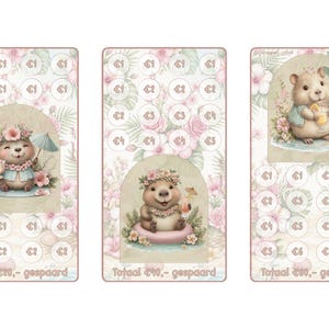 Può includere: Tre carte rettangolari per sfide di risparmio con illustrazioni di un criceto, accenti floreali e temi tropicali. Ogni carta include spazi circolari per gli importi e il testo Totaal €20,- gespaard, Totaal €40,- gespaard e Totaal €80,- gespaard.