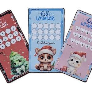 Op de afbeelding: Drie rechthoekige kaarten met een winterthema. Eén is rood met een kerstboomafbeelding en de tekst "hello Winter". Een andere is blauw met een puppy met een kerstmuts. De derde is roze met een kitten met een kerstmuts.