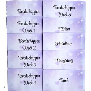 Può includere: Un insieme di carte rettangolari con uno sfondo viola chiaro e accenti a forma di cuore bianchi. Ogni carta presenta testo nero, tra cui "Boodschappen" e varie etichette come "Week 1", "Week 2", "Week 3", "Week 4", "Week 5", "Tanken", "Huisdieren", "Drogisterij" e "Bank".