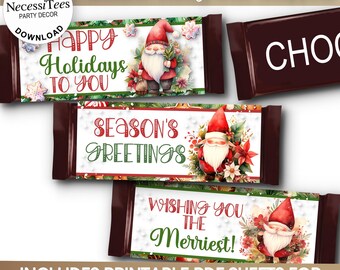 Puede incluir: Tres envoltorios rectangulares para barras de chocolate con diseños festivos que incluyen gnomos, flores de pascua y copos de nieve. El texto incluye Happy Holidays To You, Season's Greetings y Wishing You The Merriest.