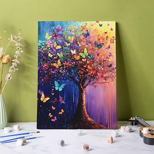K&ouml;nnte beinhalten: Ein lebendiges Gem&auml;lde eines Baumes mit einem farbenfrohen Bl&auml;tterdach und Schmetterlingen. Das Kunstwerk hat einen Hintergrund mit Farbverlauf in Blau-, Lila- und Gelbt&ouml;nen. Die Bl&auml;tter des Baumes sind eine Mischung aus Rosa, Lila und Orange, mit Schmetterlingen in verschiedenen Farben.