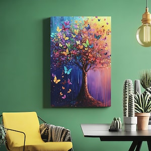K&ouml;nnte beinhalten: Ein lebendiger Leinwanddruck zeigt einen Baum mit braunem Stamm und bunten Bl&auml;ttern. Schmetterlinge in Gelb-, Blau-, Rosa- und Oranget&ouml;nen flattern um den Baum. Der Hintergrund wechselt von Blau zu Lila und Orange.