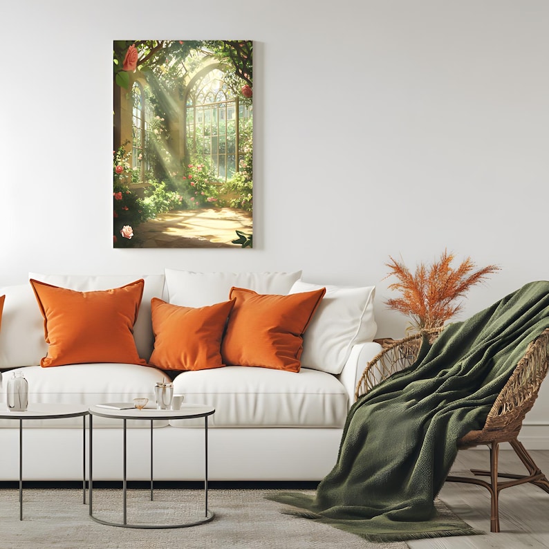 K&ouml;nnte beinhalten: Ein wei&szlig;es Sofa mit orangen Kissen in einem Wohnzimmer. Eine gr&uuml;ne Wolldecke liegt &uuml;ber einem Korbstuhl. Ein Gem&auml;lde eines sonnigen Gew&auml;chshauses mit einem Steinbogen und &uuml;ppigem Gr&uuml;n h&auml;ngt an der Wand.