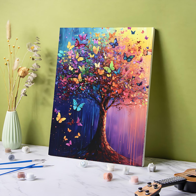 K&ouml;nnte beinhalten: Ein farbenfrohes Gem&auml;lde eines Baumes mit einem lebendigen Bl&auml;tterdach voller Schmetterlinge. Das Kunstwerk zeigt einen braunen Baumstamm und &Auml;ste mit einer Mischung aus blauen, gelben, lila und rosa Schmetterlingen. Der Hintergrund wechselt von Blau zu Gelb und Rosa.