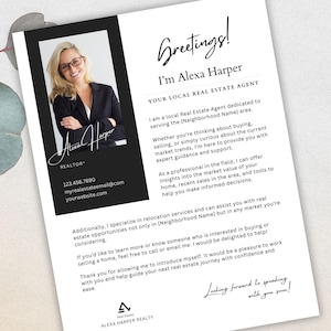 Op de afbeelding: Een zwart-witte visitekaartje met een foto van een vrouw in een zwart colbert. De tekst op de kaart luidt "Greetings! I'm Alexa Harper YOUR LOCAL REAL ESTATE AGENT I am a local Real Estate Agent dedicated to serving the [Neighborhood Name] area. Whether you're thinking about buying, selling, or simply curious about the current market trends, I'm here to provide you with expert guidance and support. As a professional in the field, I can offer insights into the market value of your home, recent sales in the area, and tools to help you make informed decisions. Additionally, I specialize in relocation services and can assist you with real estate opportunities not only in [Neighborhood Name] but in any market you're considering. If you'd like to learn more or know someone who is interested in buying or selling a home, feel free to call or email me. I would be delighted to help! Thank you for allowing me to introduce myself. It would be a pleasure to work with you and help guide your next real estate journey with confidence and ease. Looking forward to speaking with you soon!"  De kaart bevat ook de naam van de vrouw, haar titel, haar telefoonnummer, haar e-mailadres en haar website.