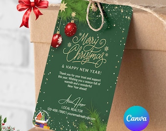 Puede incluir: Una etiqueta de regalo navideña verde con las palabras "Merry Christmas & Happy New Year!" en letras doradas. La etiqueta presenta adornos rojos, ramas de pino y un lazo rojo. La etiqueta también incluye información de contacto de un agente inmobiliario local.
