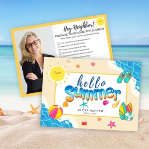 Op de afbeelding: Twee ansichtkaarten met een zomerthema. Eén toont een lachende vrouw en de tekst: "Hey Neighbor! Prepare Your Home For Summer." De andere zegt "hello Summer" met strandthema graphics en "Alexa Harper Realtor".