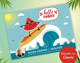 Op de afbeelding: Een zomerse visitekaartje met een cartoon watermeloen die op een golf surft. De kaart heeft een blauwe achtergrond met een zon, wolken en vogels. Tekst bevat "hello summer", de naam van een makelaar, contactgegevens en "Editable on Canva".