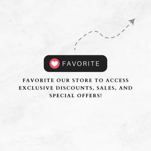 Peut inclure: Un bouton noir avec une ic&ocirc;ne de c&oelig;ur blanc et le mot "FAVORITE" en blanc. Le bouton est sur un fond blanc avec une ligne pointill&eacute;e grise et une ic&ocirc;ne d'avion en papier gris. Le texte sous le bouton indique "FAVORITE OUR STORE TO ACCESS EXCLUSIVE DISCOUNTS, SALES, AND SPECIAL OFFERS!"