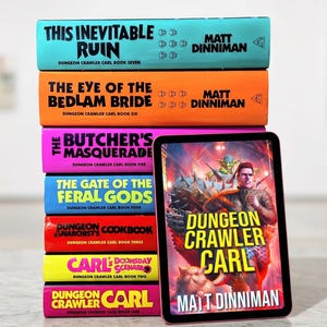 Pode incluir: Uma pilha de livros coloridos "Dungeon Crawler Carl" com títulos como "This Inevitable Ruin" e "The Butcher's Masquerade". Um tablet exibe a capa do livro. Os livros são em várias cores, incluindo turquesa, laranja e rosa.