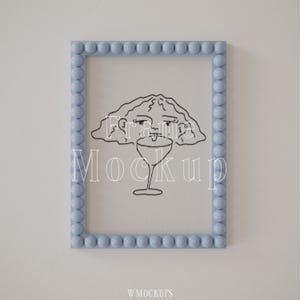 Baby blau Bobbin Poster Rahmen Mockup, A Ratio, fettgedruckter Rahmen, minimalistisches sauberes Modell, Y2K Poster, funky fettgedruckter Rahmen, Preppy Print Modell PSD