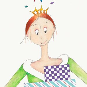 Puede incluir: Una mujer con cabello rojo que lleva un vestido verde y una corona dorada sostiene una pila de regalos envueltos. Los regalos est&aacute;n envueltos en papel a rayas y a cuadros.