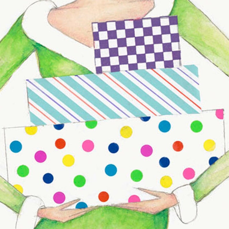 Puede incluir: Una figura vestida de verde sostiene una pila de regalos envueltos. El regalo de arriba es de cuadros morados y blancos, el del medio es de rayas azules y blancas, y el de abajo es blanco con lunares de colores.