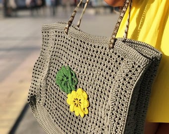 Handgemachte häkeln Tasche mit Blumenapplikation, beige Handtasche, Strandtasche für Frauen Geschenk