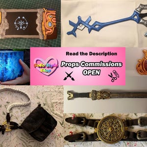 以下が含まれることがあります： 手作り小道具のコレクション。青いキーブレード、金の剣、金のベルトバックル、木製の盾、青い光るキューブ、茶色の革製のバッグなどがあります。画像には、「説明を読む 小道具の委託 受付中」と書かれたピンクの看板も含まれています。
