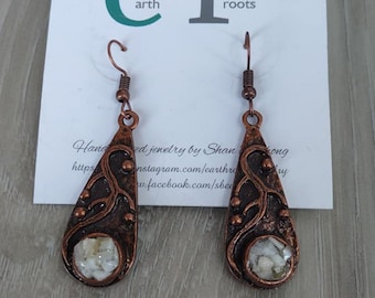 Dangling copper and mother of pearl earrings//copper earrings//mother of pearl//copper jewelry//copper//shell