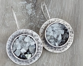 Classic style silver dangle earrings with crushed rainbow moonstone//silver earrings//moonstone//rainbowmoonstone//jewelry//earrings